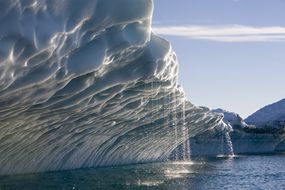 格陵兰岛伊利鲁萨特岛正在融化的冰山＂width=