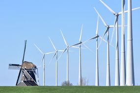 在荷兰，风车和风力涡轮机并排在一起