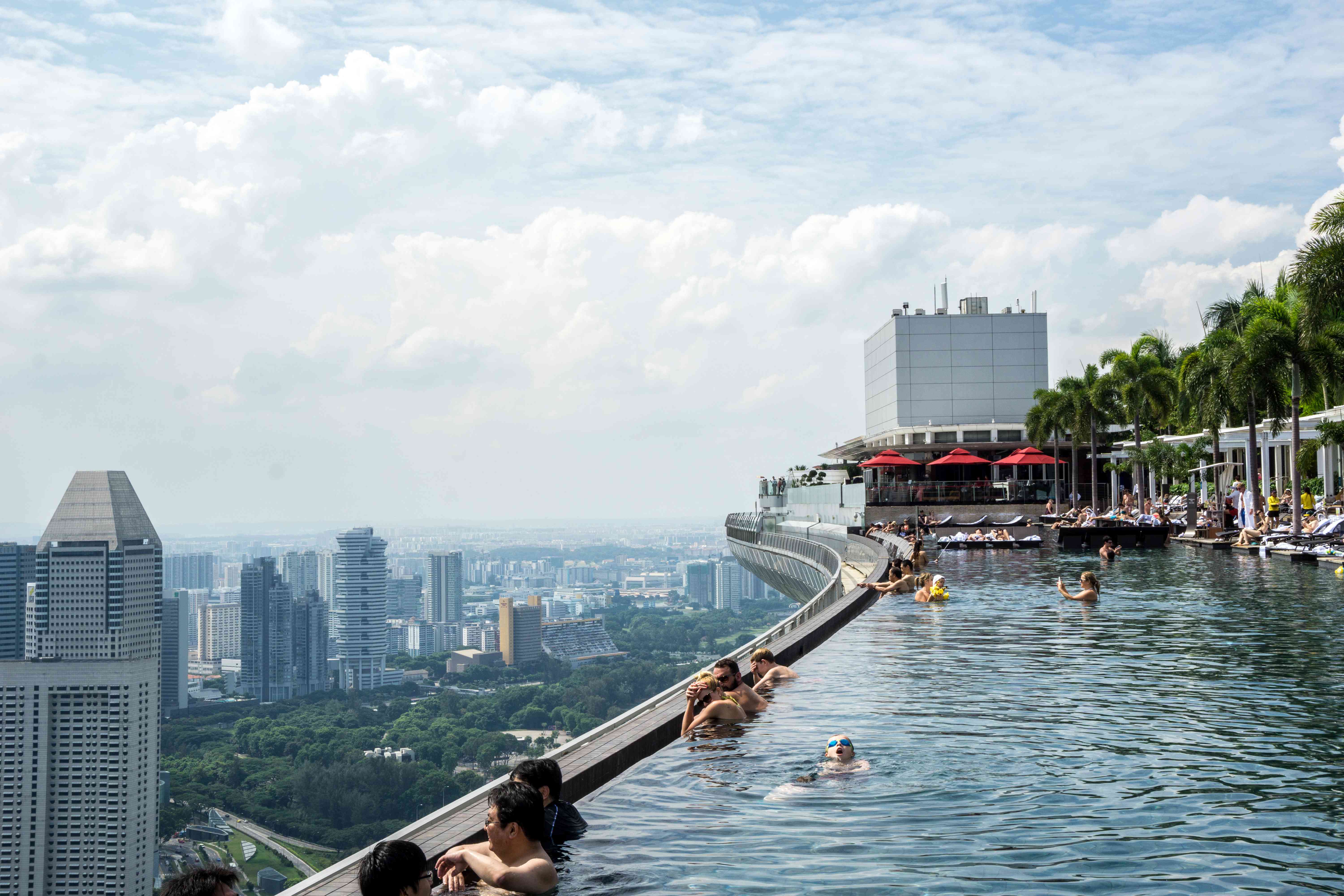 游泳者在新加坡的Skypark Infinity Pool欣赏风景。