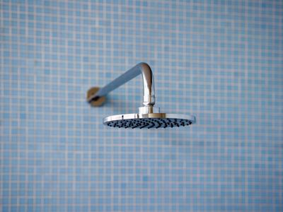 极简主义与现代平闪亮的蓝色瓷砖淋浴chrome淋浴头