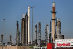 在鹿特丹港的埃克森美孚或埃克森美孚炼油厂的概况