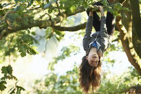 女孩吊在树上