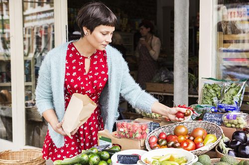 一名妇女在当地农家商店挑选西红柿。