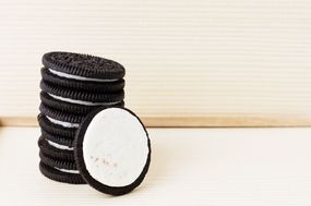 奥利奥（Oreos）堆叠在桌子上