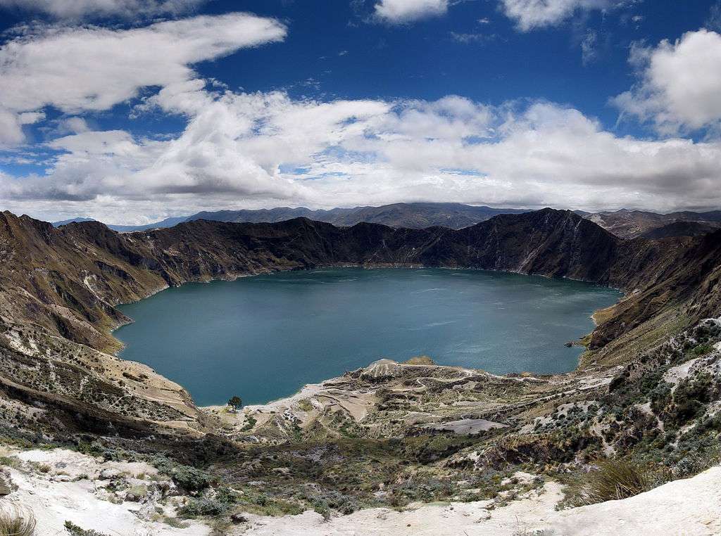 厄瓜多尔的Quilotoa湖，一个多云的日子