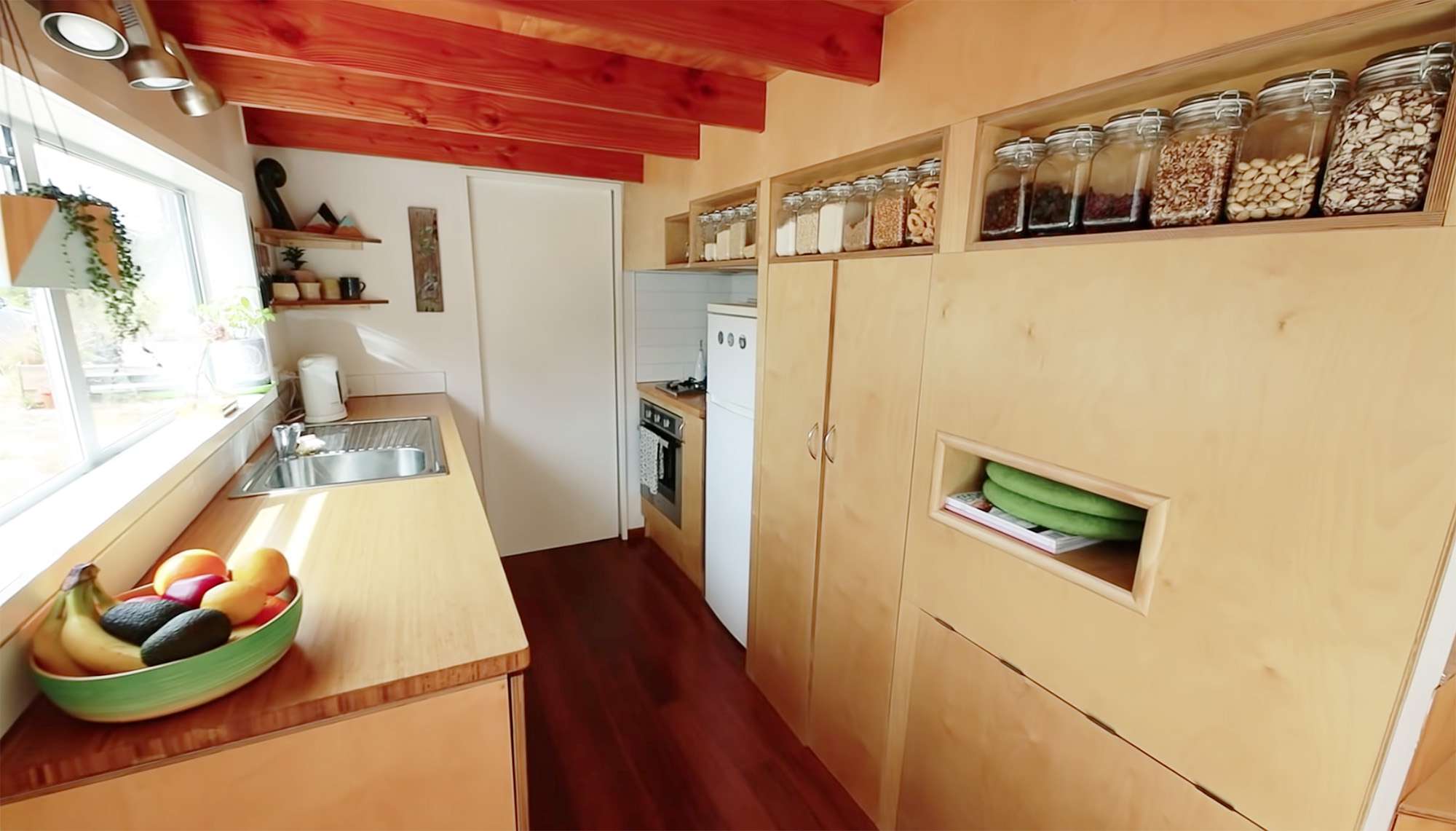 带有电影阁楼的小房子住在一个小房子厨房里