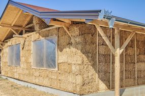 用草捆绝缘材料建造的房子。”width=