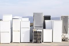 堆放成一排的冰箱用于回收用过的制冷机组污染气体