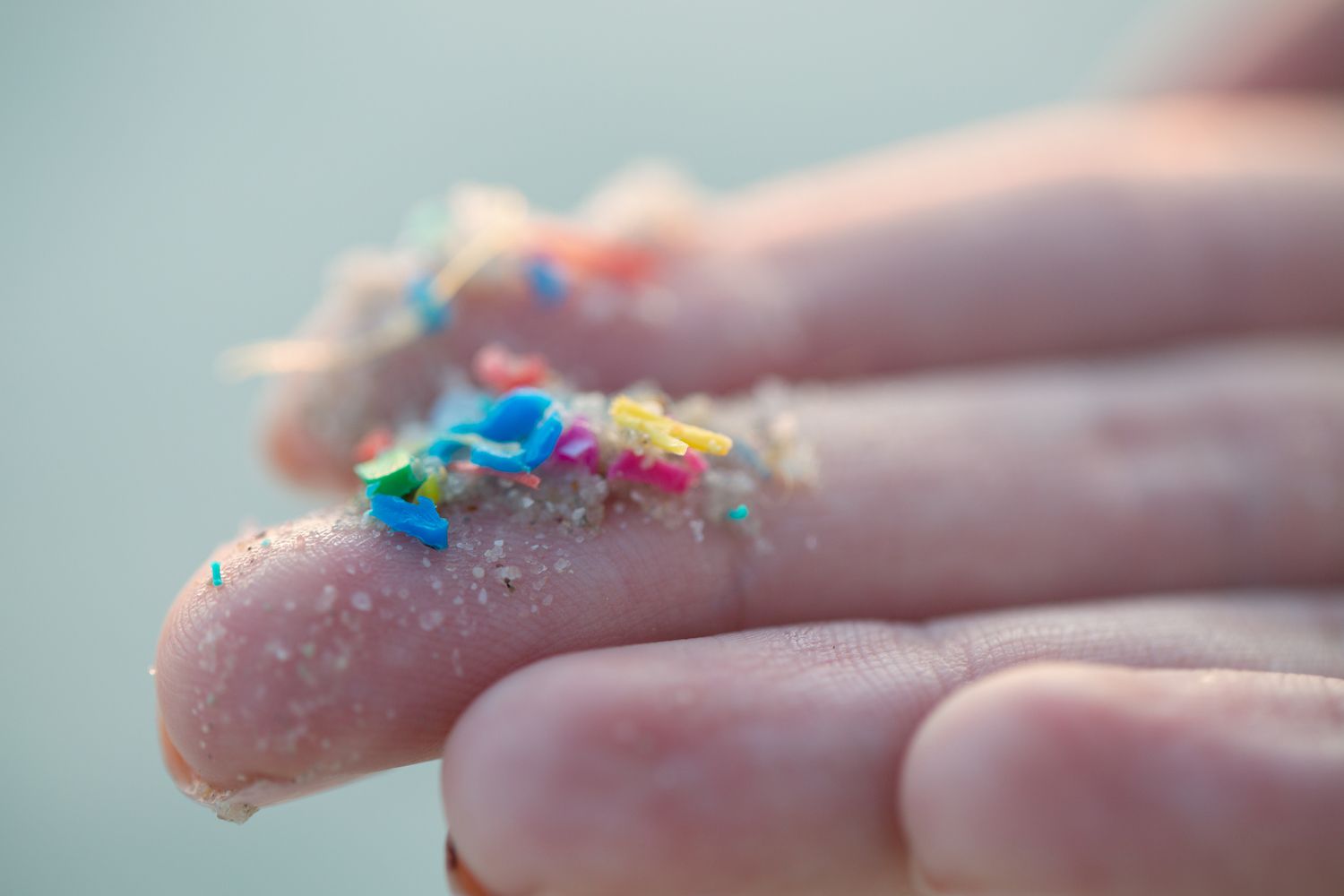 研究员拿着小块的微塑料污染被冲上沙滩”>
          </noscript>
         </div>
        </div>
        <figcaption id=