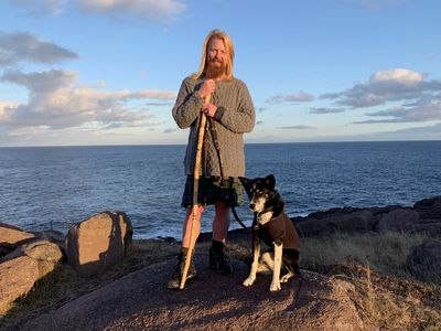 迈克尔Yellowlees和狗卢娜在纽芬兰的斗篷矛