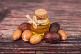 坚果油，木制背景。坚果和坚果籽，用于化妆品和美容产品。产自摩洛哥的天然坚果。