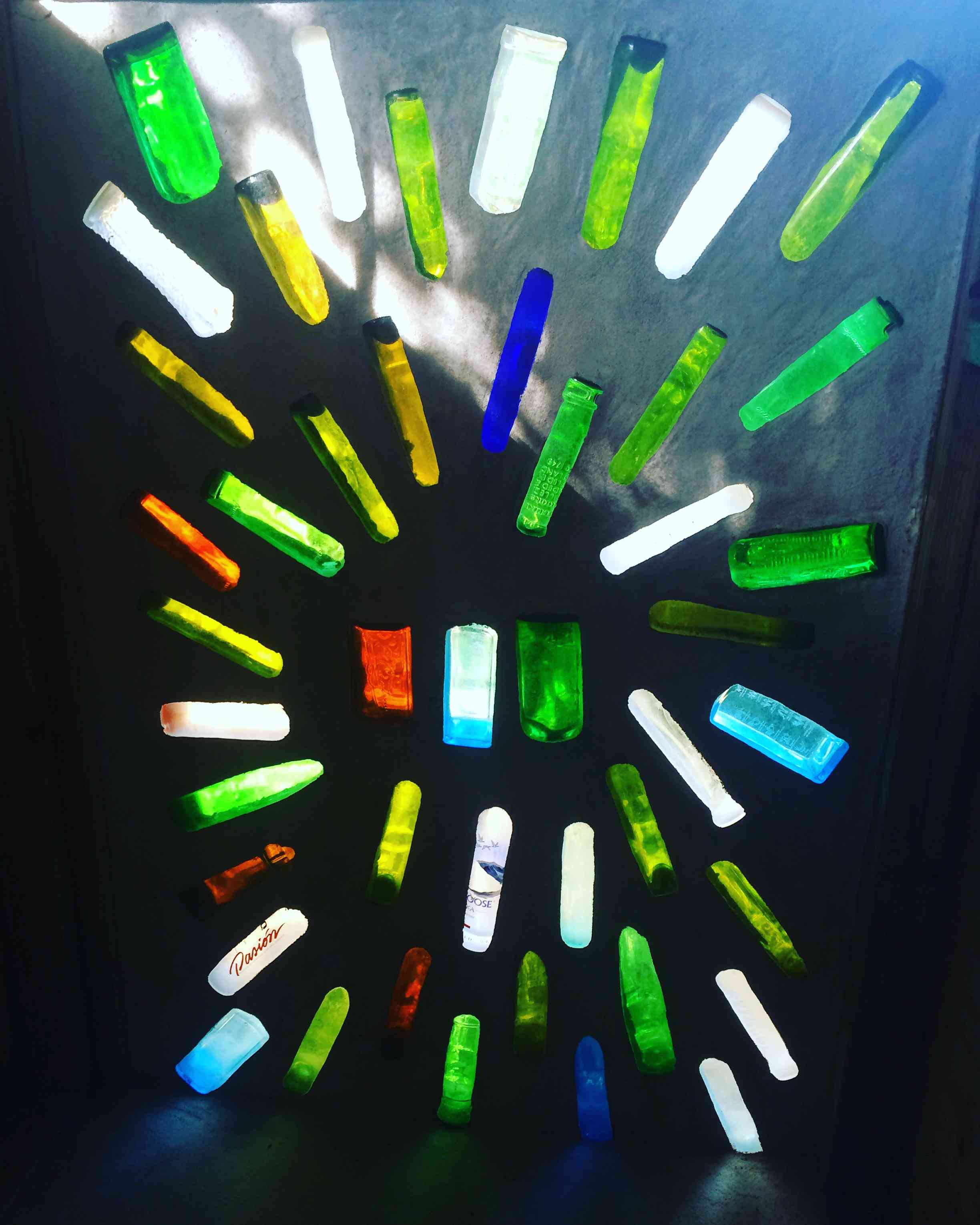 我在拉芬卡(La Finca)的小屋，用升级回收的玻璃瓶做的浴室墙。