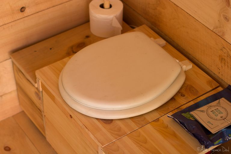 木制小屋洗手间中的可堆肥厕所。