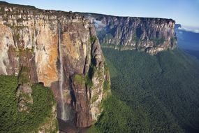 安赫尔瀑布是世界上最大的瀑布，位于委内瑞拉。