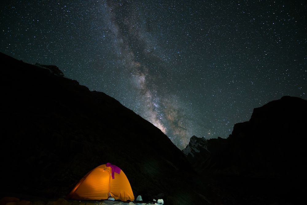 在巴基斯坦的喀喇昆仑山脉，对于那些在星空下露营的人来说，银河是明亮的