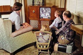一家人看电视