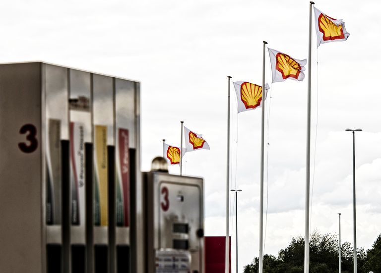 2014年8月18日，比利时埃尔韦附近A3高速公路上，一家公司的加油站里，地狱的横幅在微风中飘扬。