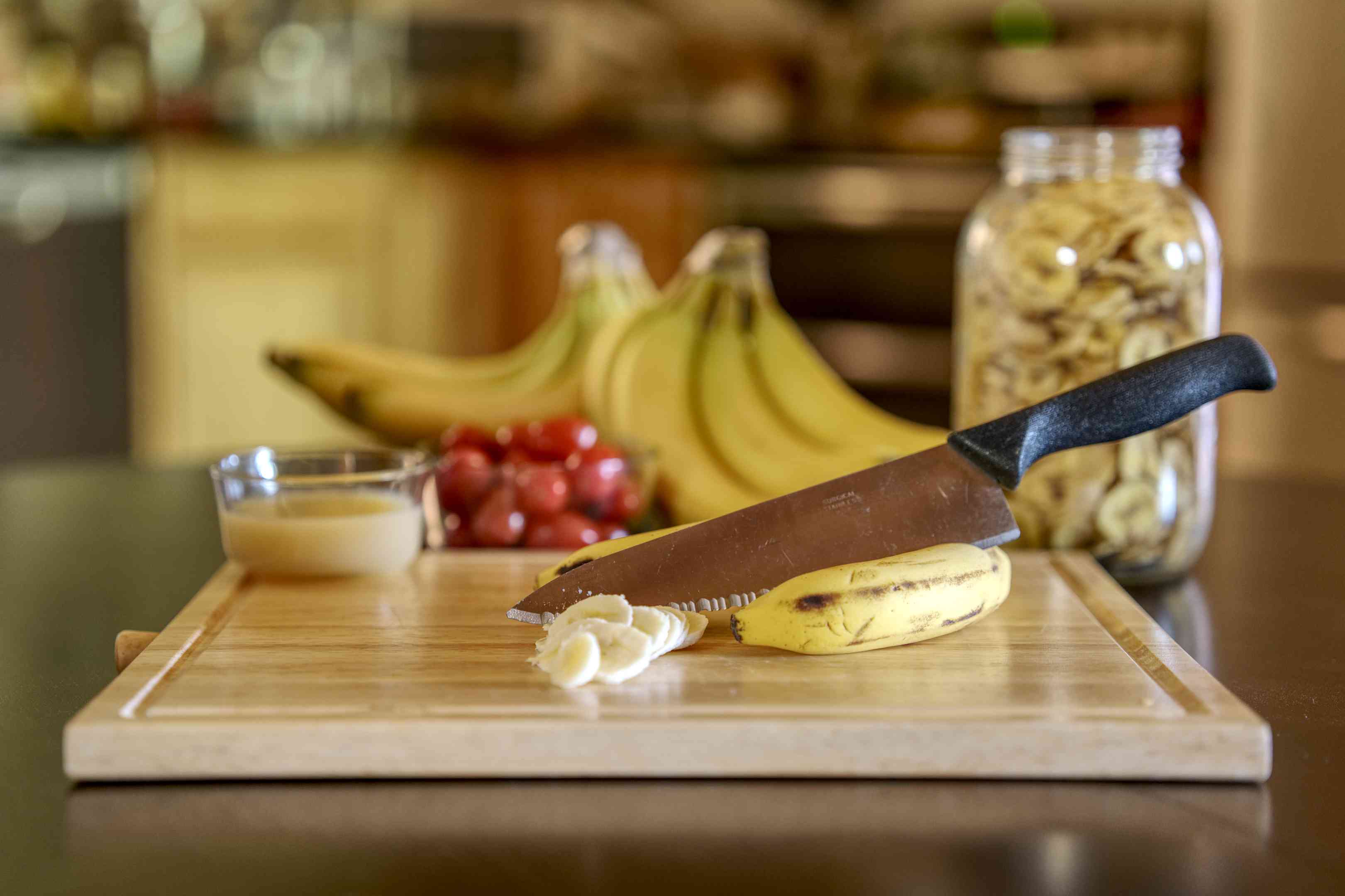 展示脱水香蕉片用品，包括大型厨师刀和切菜板
