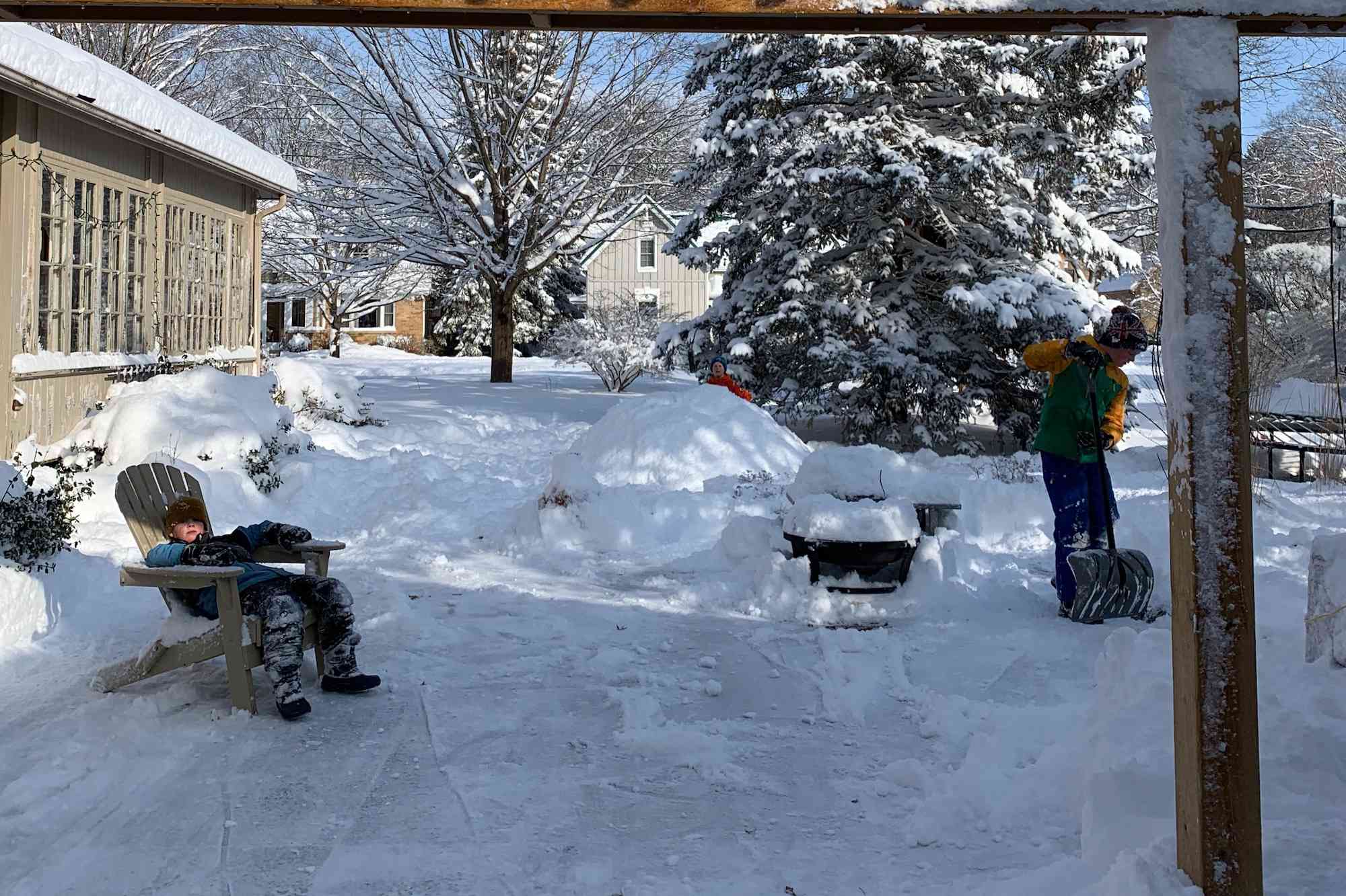 孩子们在雪地里玩耍