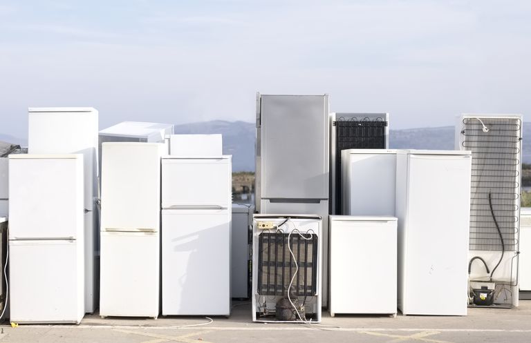 冰箱连续堆叠以进行回收，用于循环使用的制冷单元污染气体