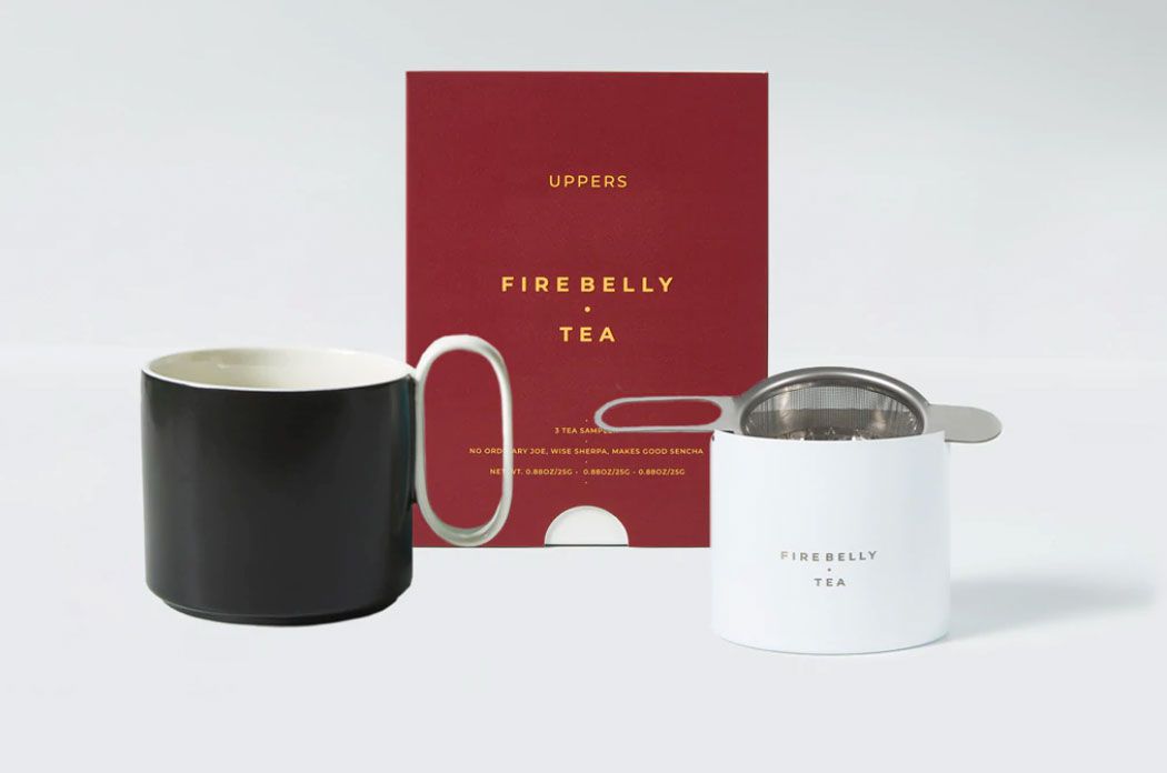 带茶采样器，茶杯和茶水的礼品套装。