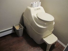 厕所里的可堆肥马桶。＂width=