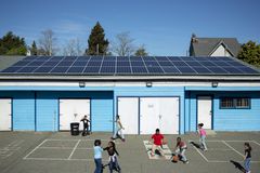 奥克兰非营利组织社区发展组织的海港房屋太阳能安装。