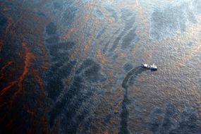 2010年4月28日，路易斯安那州新奥尔良附近，一艘船正在收集墨西哥湾“深水地平线”钻井平台泄漏的石油。
