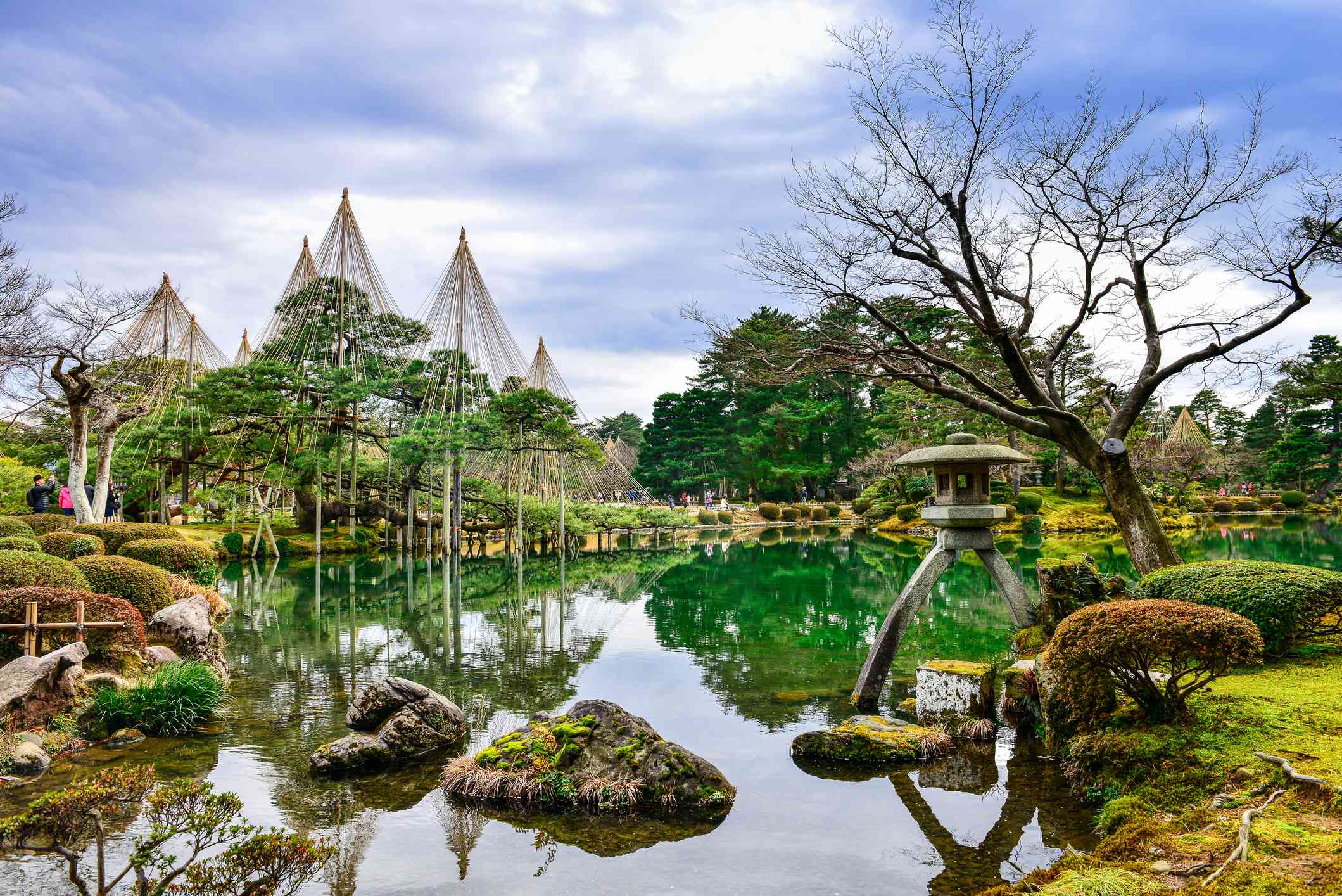 Kenroku-en花园和池塘在金泽，石川，日本