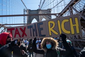 活动人士在布鲁克林大桥上游行，要求纽约州预算为被排斥的工人提供资金＂>
          </noscript>
         </div>
        </div>
        <div class=