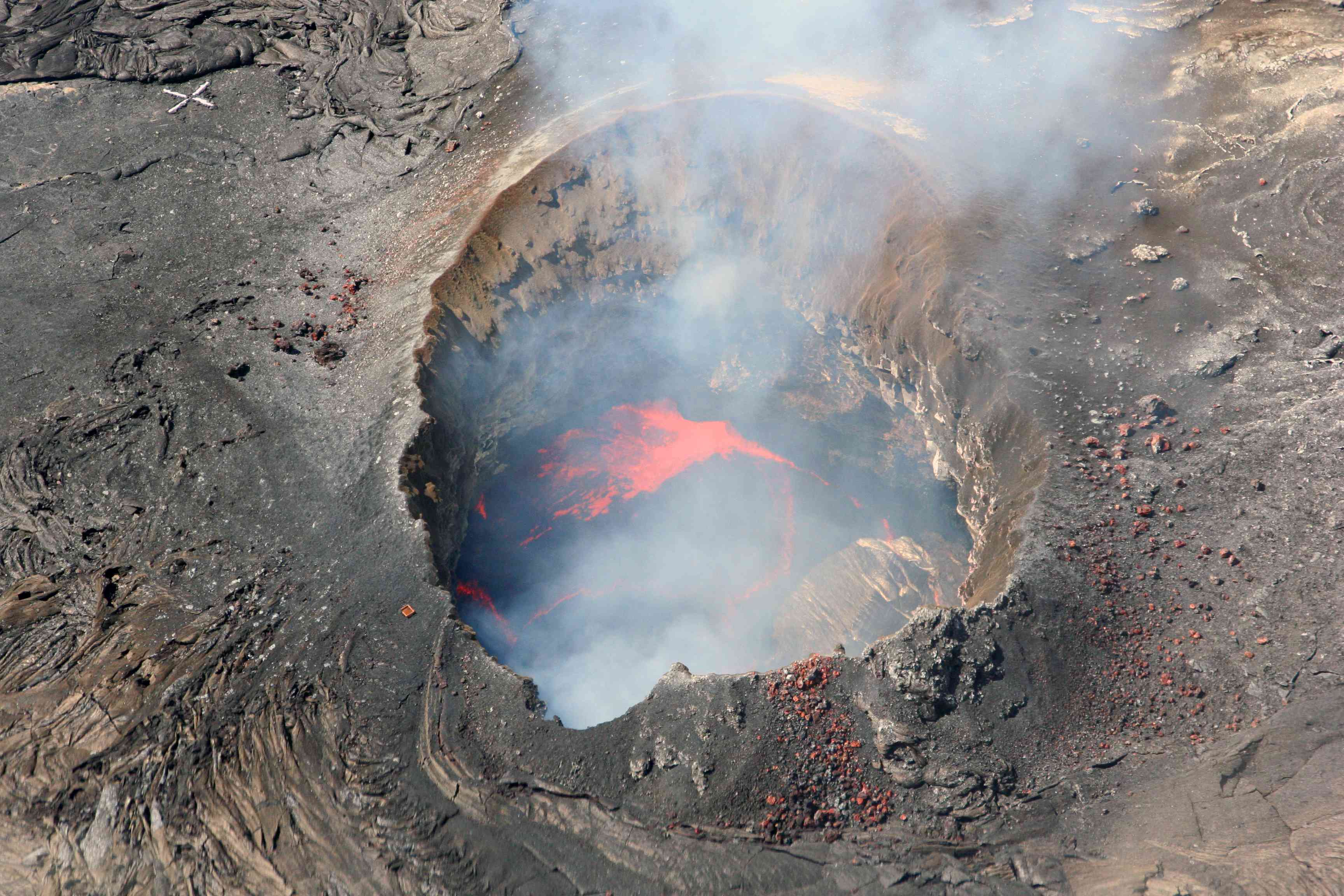 基拉韦厄火山冒着热气的火山口俯瞰图