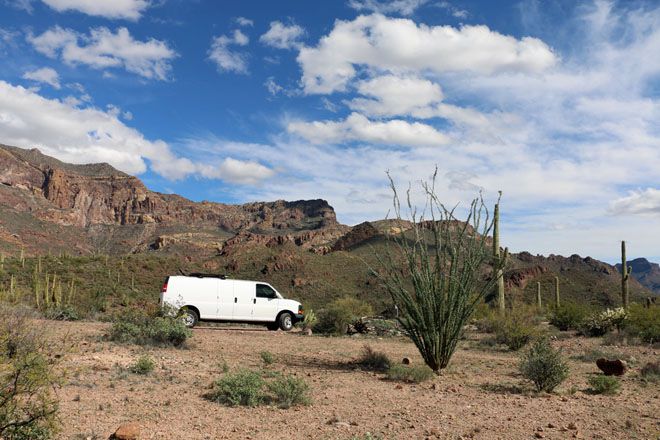 货车停在沙漠中，背景中有山