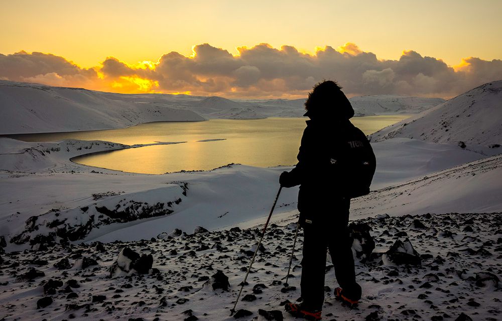 冰岛的一名徒步旅行者观察2014年12月的冬至