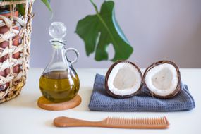 橄榄油，切碎的新鲜椰子，梳子，和毛巾diy发膜＂width=