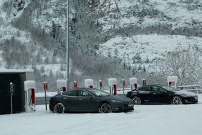 挪威莫约恩的电动汽车充电站＂width=