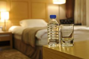 酒店套房的桌子上的水瓶和玻璃。
