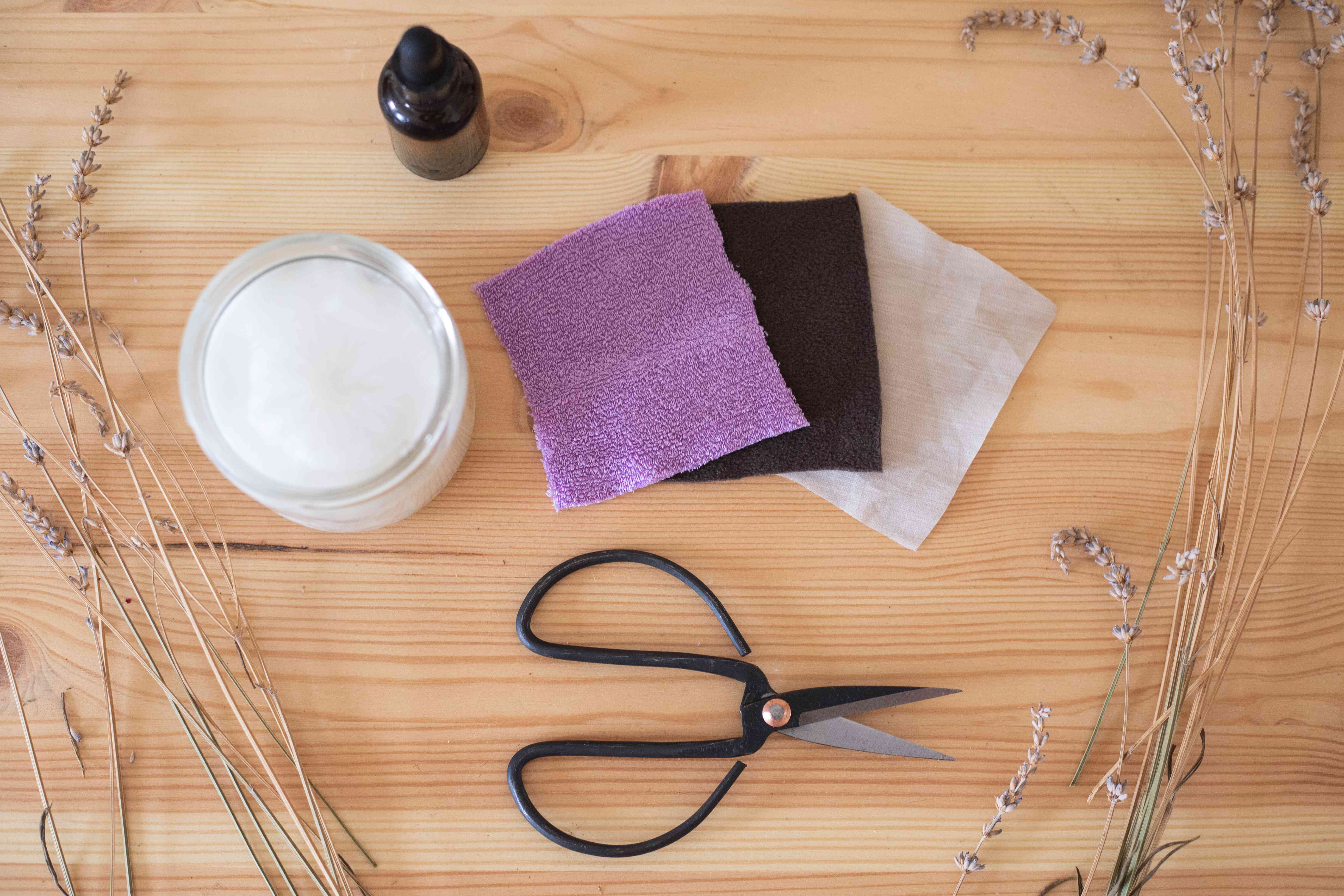 用毛毡布卸妆剂、剪刀和椰子油涂抹的零废物美