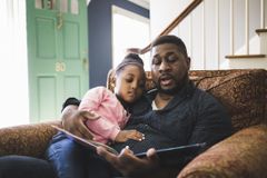 读书的父亲和女儿