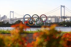 2021年8月4日，日本东京，东京台场海洋公园，2020年东京奥运会第12天，日落时分，奥林匹克五环装置和彩虹桥的全景。