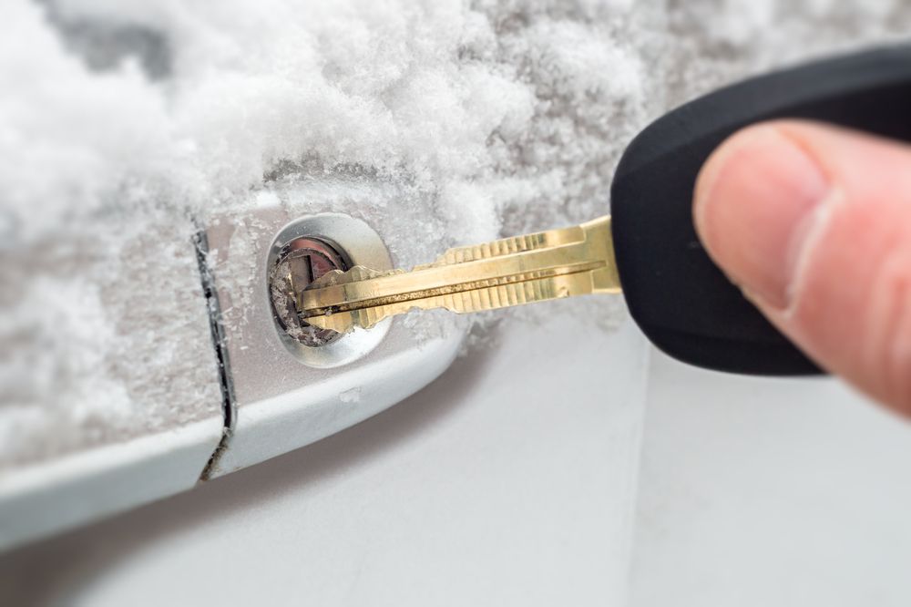 冰冻的汽车锁可以弥补一点洗手液的喷射。
