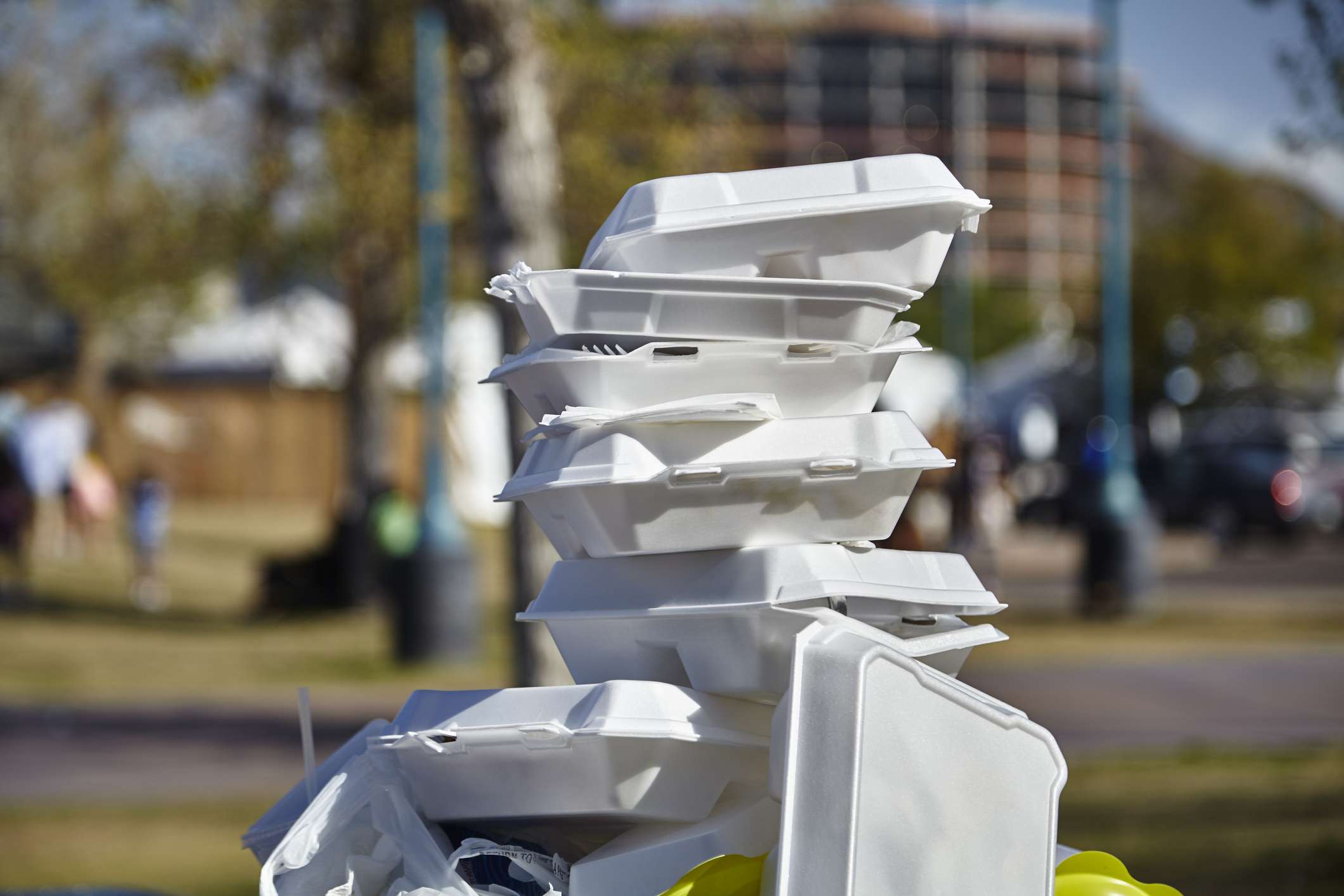 公园的垃圾桶里堆着泡沫塑料餐盒＂width=