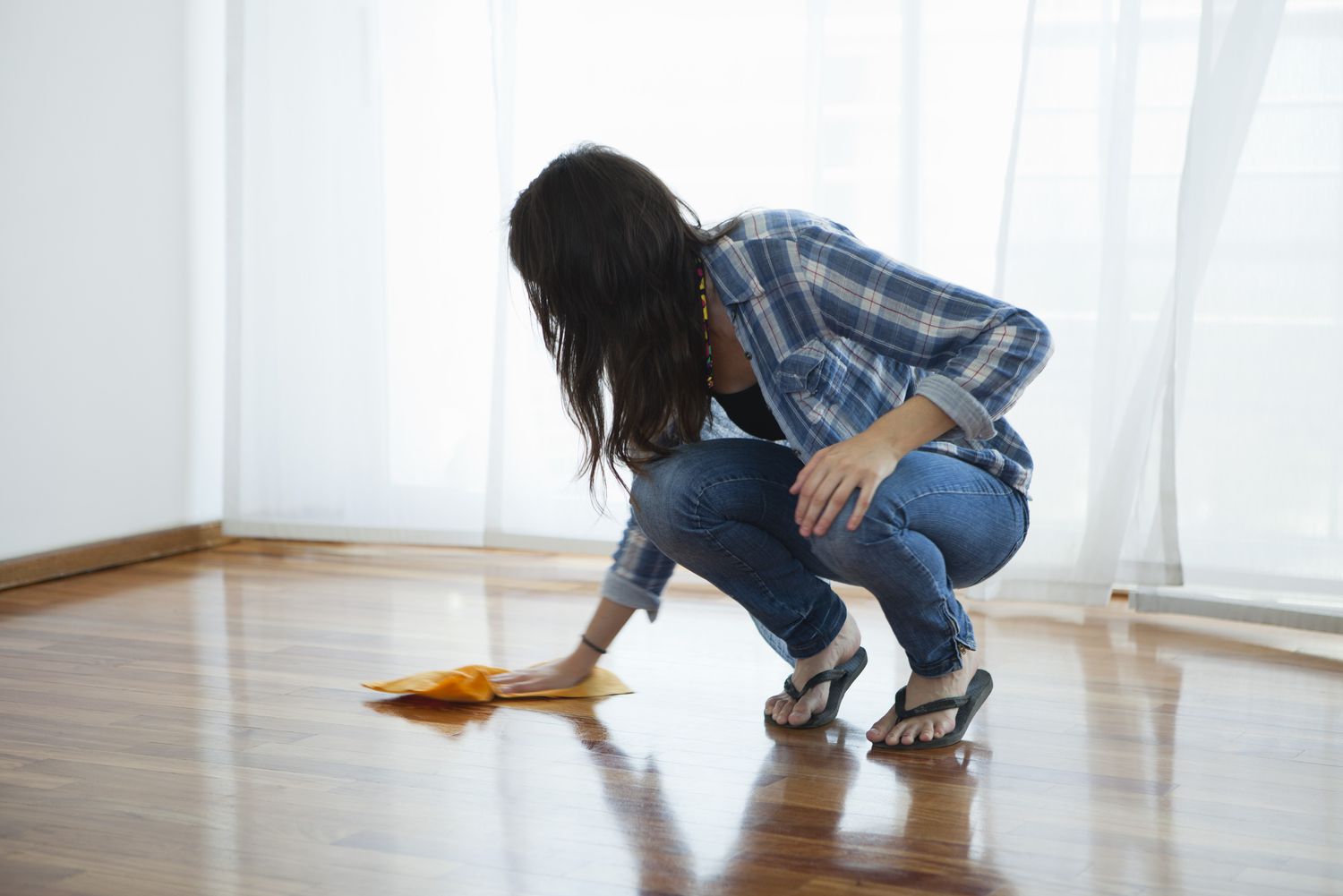 女人擦拭硬木地板