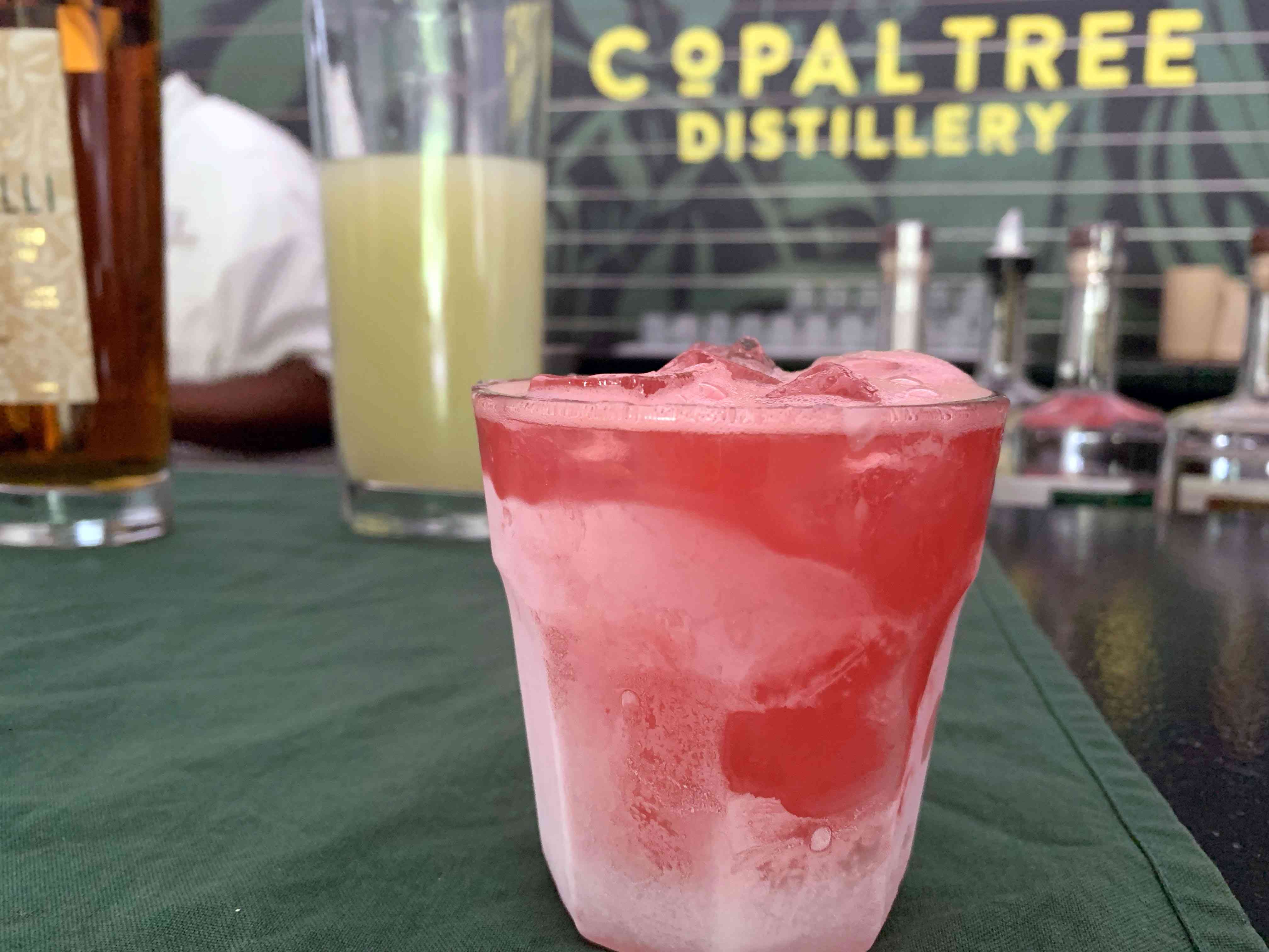 西瓜朗姆酒鸡尾酒酒吧与Copal树酒厂的背景＂width=