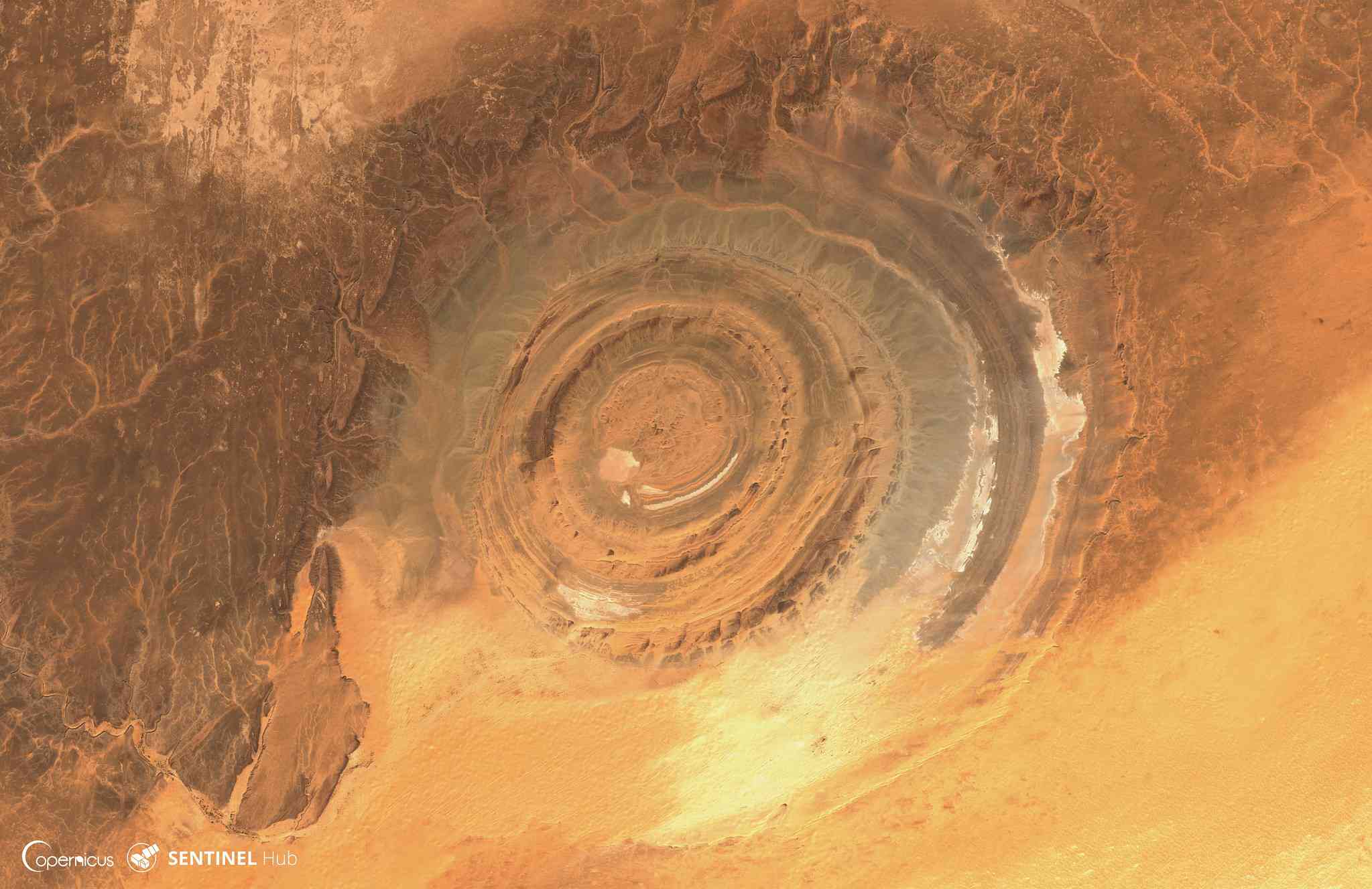 撒哈拉沙漠中一个突出的圆形岩层
