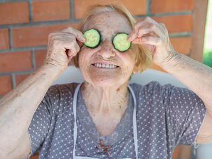 老奶奶把黄瓜片举在眼前