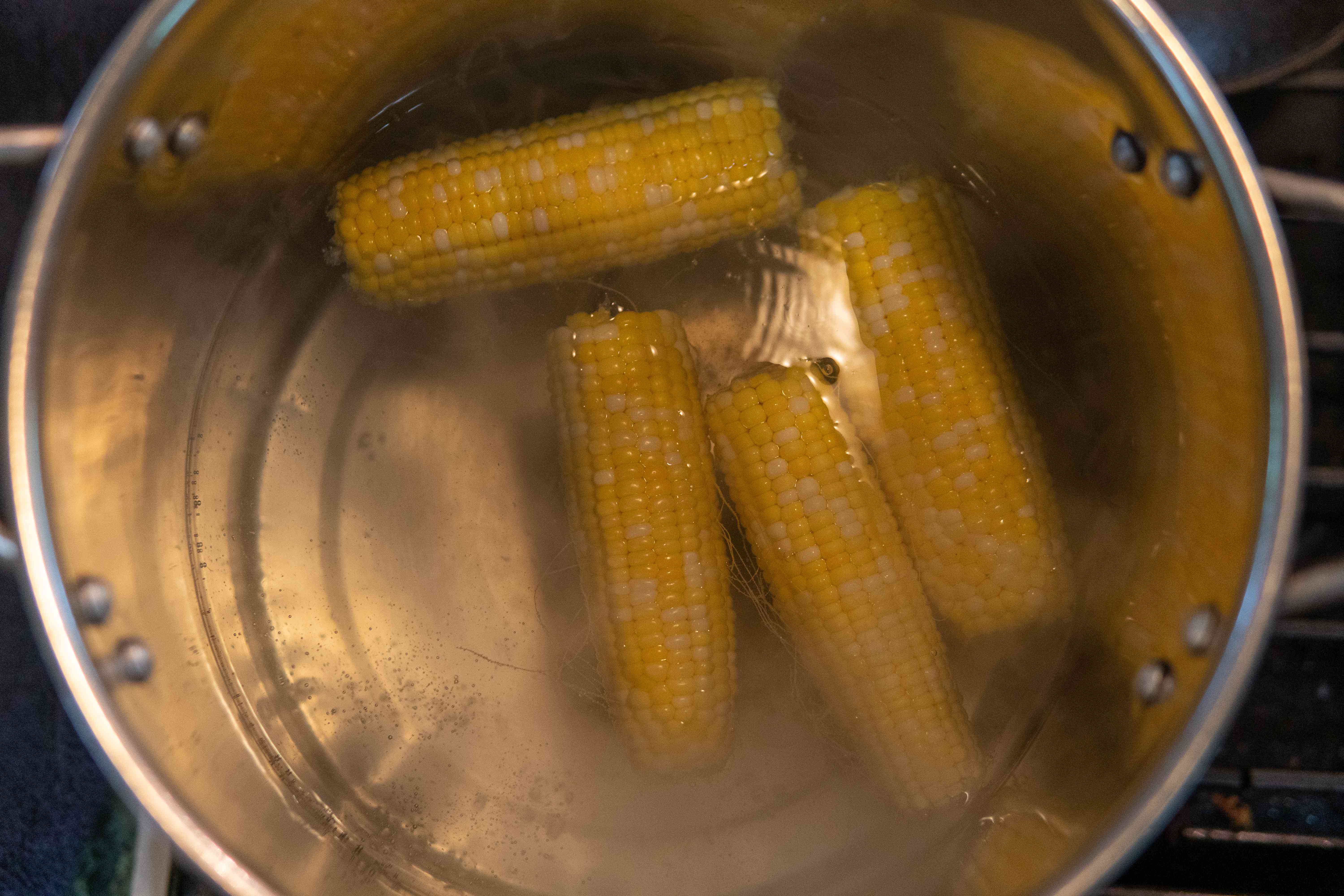 在锅里煮玉米