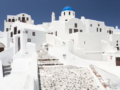 有白色建筑的希腊山城