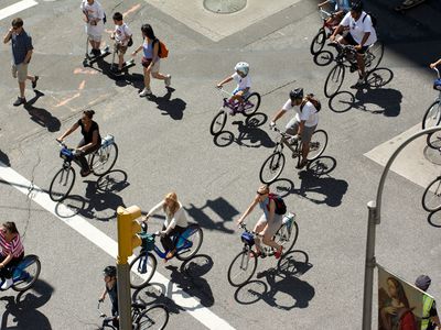 纽约市公园大道上骑自行车的人