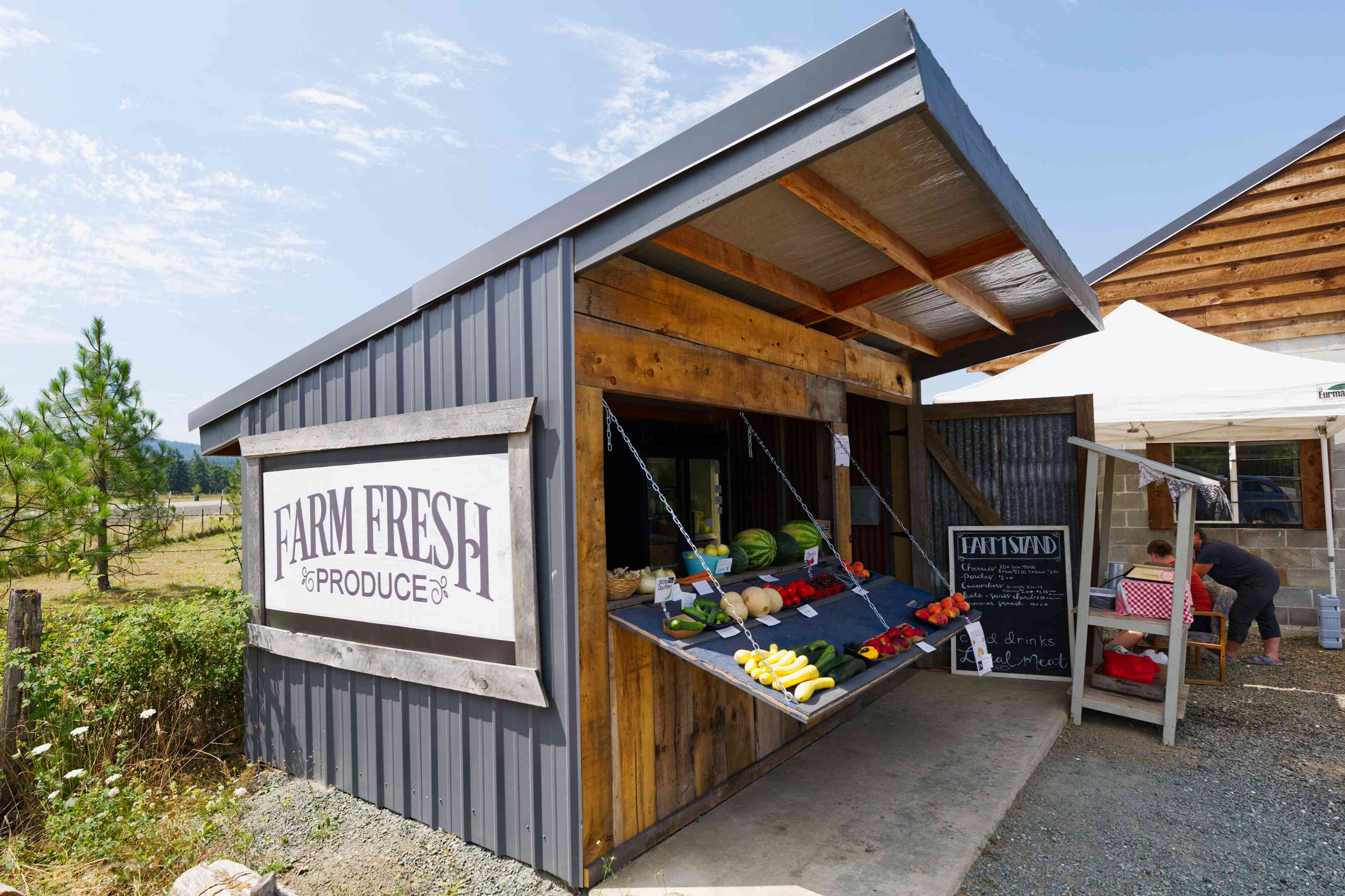 小型木制商店，有大型的农场新鲜农产品展示