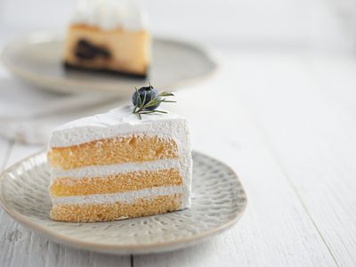 一片香草蛋糕映衬着质朴的白色背景